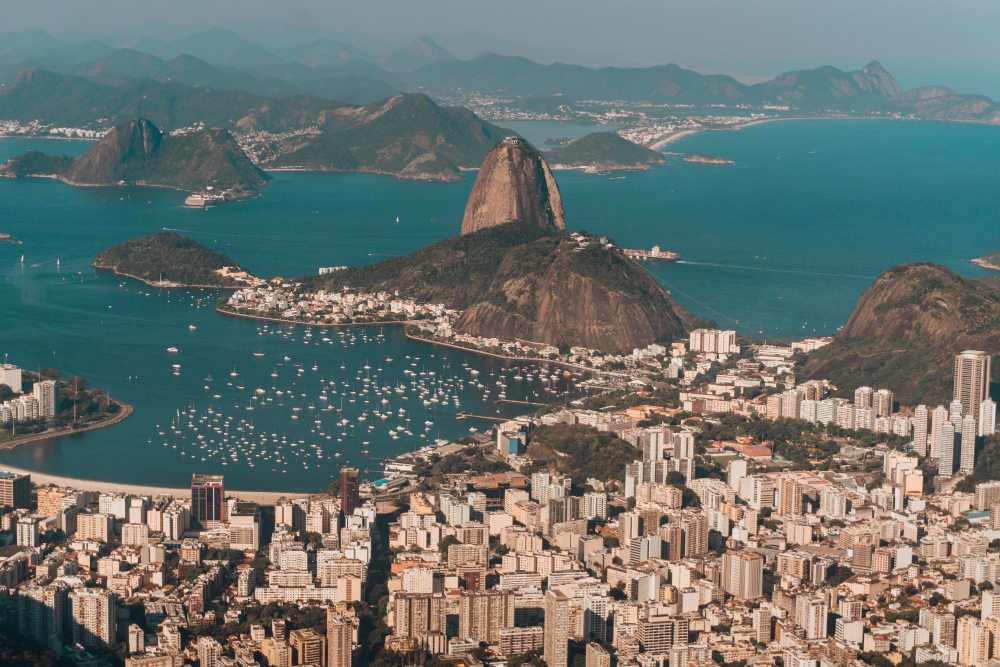 Quem procura um hotel Rio de Janeiro costuma pensar primeiro nos cartões postais mais famosos da cidade.